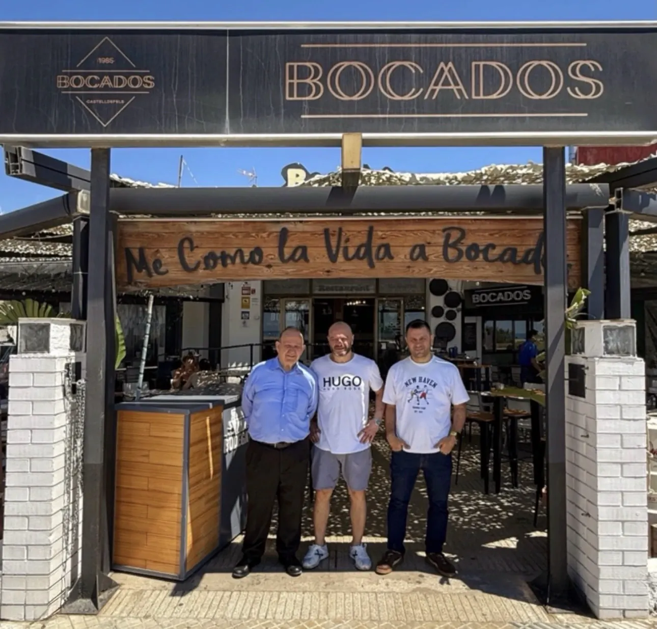 Los dueños de Bocados en la entrada del restaurante