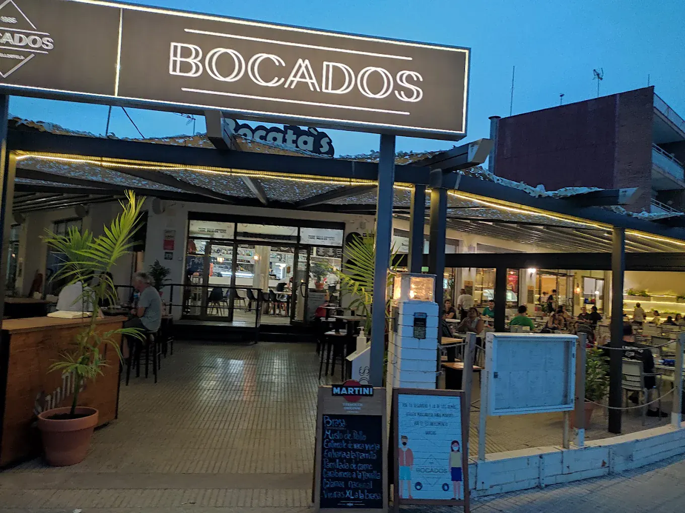 Fachada exterior de Bocados al anochecer