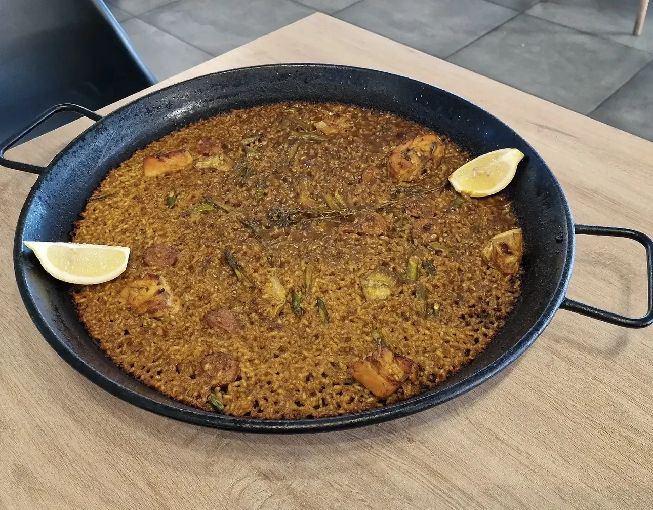 Paella de la casa en Bocados Castelldefels
