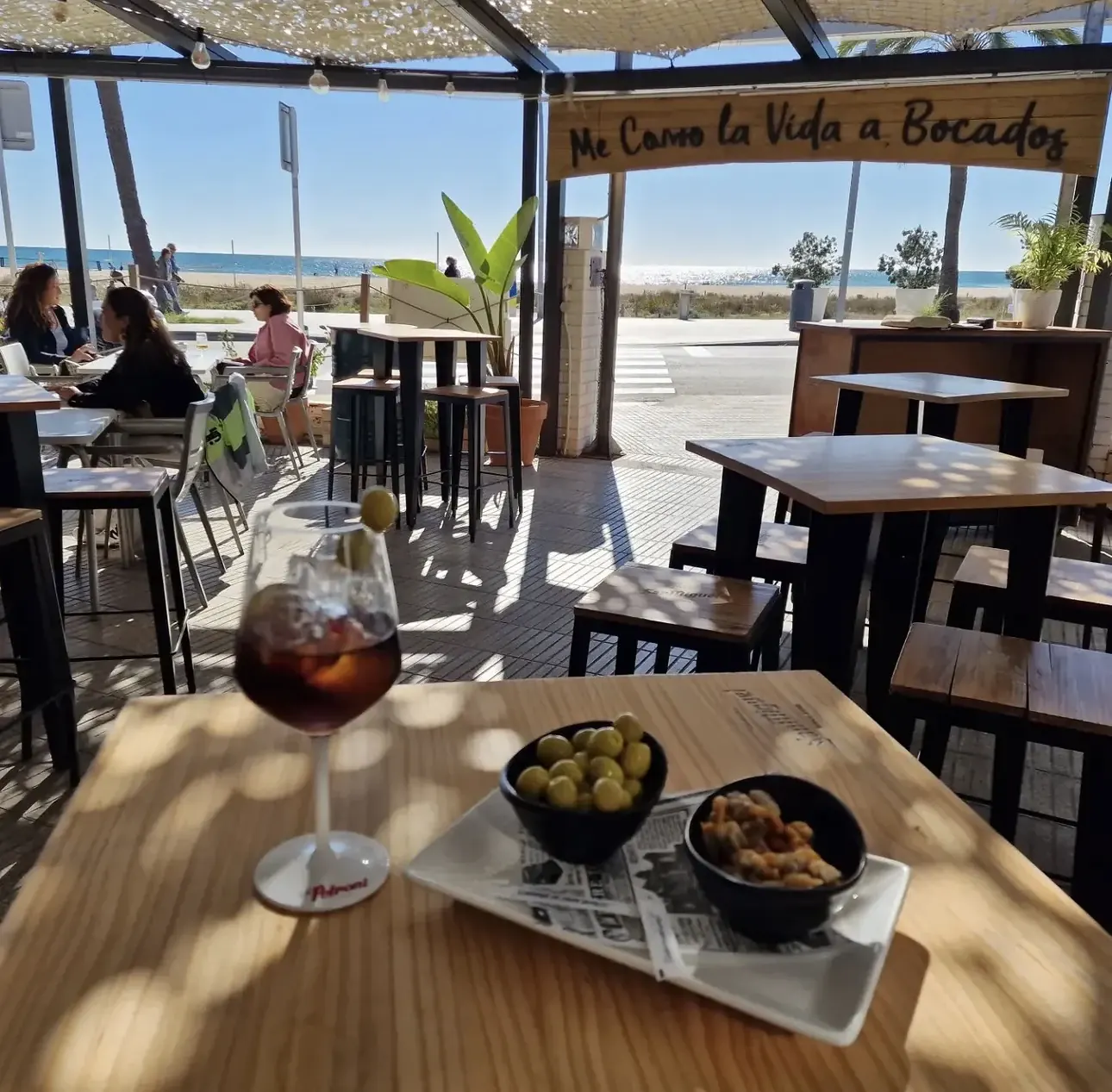 Vermut con vistas a la playa